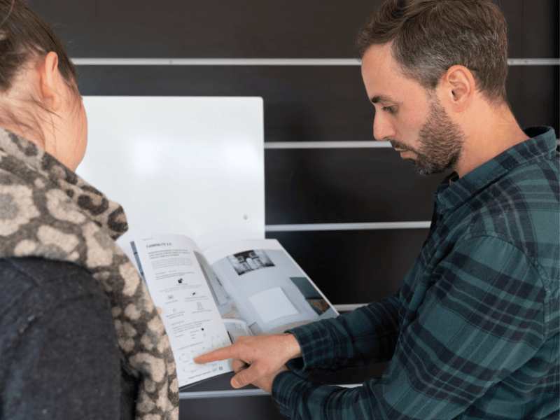 l'équipe de lo piccolo au service de ses clients dans son showroom à Billères, près de pau