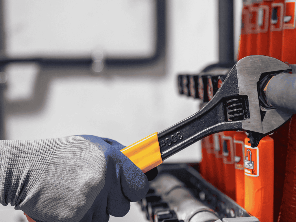 plombier à orthez, Lo Piccolo accompagne ses clients dans le dépannage ou la conception de réseaux plomberie